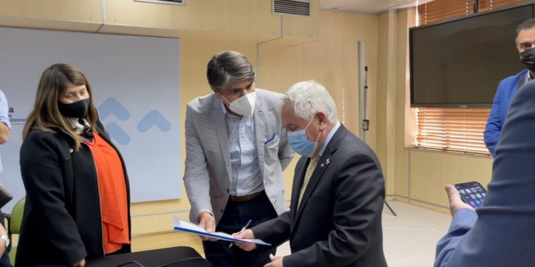 Alcalde de Cabildo presentó al ministro de Salud propuesta de un SUR y Clínica Móvil para la comuna