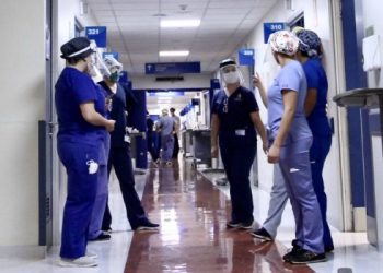 Senadora Allende solidarizó con trabajadores de la Salud, agrupaciones de pacientes y los colegios profesionales tras decisiones del Gobierno por el fin del Estado de Excepción