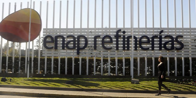 Senadora Allende pide al superintendente de Medio Ambiente mayor fiscalización en El Quisco y en la refinería de ENAP