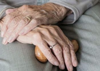 Cientos de adultos mayores postrados o enfermos de Valparaíso necesitan de cuidadora para que sus familiares puedan trabajar