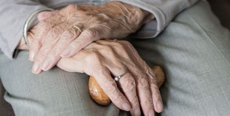 Cientos de adultos mayores postrados o enfermos de Valparaíso necesitan de cuidadora para que sus familiares puedan trabajar