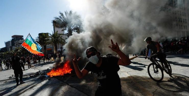 2 muertos, 45 carabineros lesionados y 244 detenidos por saqueos dejan disturbios por conmemoración del 18-O