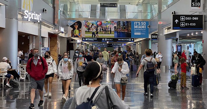 EE.UU. elimina el requisito de vacunación a los menores de edad que ingresen al país vía aérea