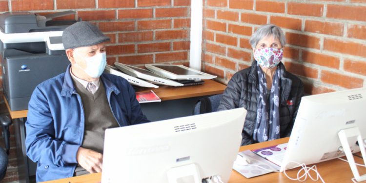 San Antonio: adultos mayores inician taller de alfabetización digital