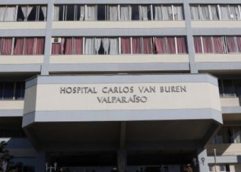 Denuncian que hombre lleva más de 40 horas hospitalizado en una silla al interior de la urgencia del Hospital Van Buren a la espera de una cirugía