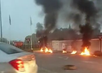 Instalan barricadas incendiarias en el ingreso de la Refinería ENAP de Concón