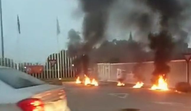 Instalan barricadas incendiarias en el ingreso de la Refinería ENAP de Concón