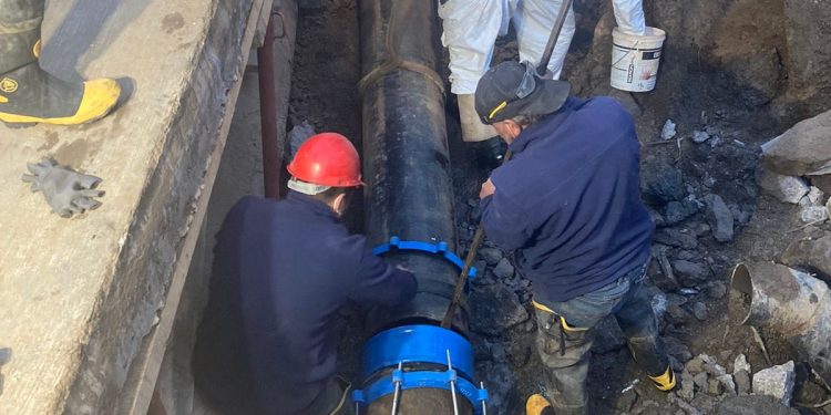 Nueva filtración en matriz de subida Washington obliga a posponer reposición de agua potable en Valparaíso