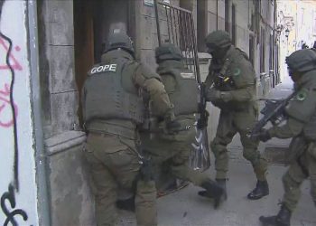 Critican allanamiento de sede de Comunes y acusan acción policial desproporcionada