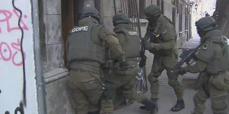 Critican allanamiento de sede de Comunes y acusan acción policial desproporcionada