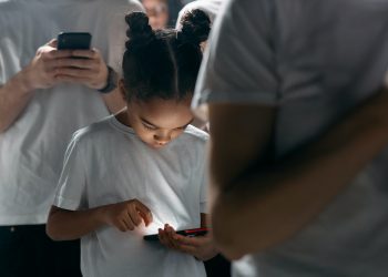 Al 54% de los papás chilenos le cuesta cumplir las normas digitales que impone a sus hijos