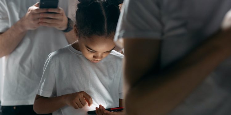 Al 54% de los papás chilenos le cuesta cumplir las normas digitales que impone a sus hijos