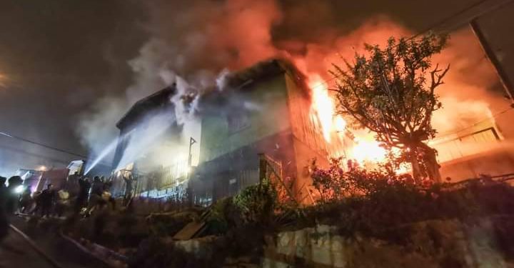 Valparaíso: incendio destruyó cuatro viviendas y dejó 12 damnificados en cerro El Litre