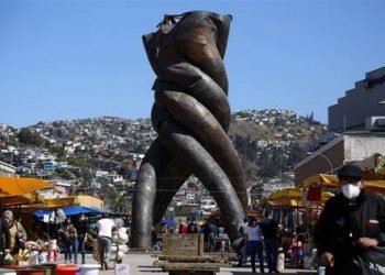 Municipalidad de Valparaíso desmantelaría monumento contiguo al Congreso y vendería piezas para comprar herramientas