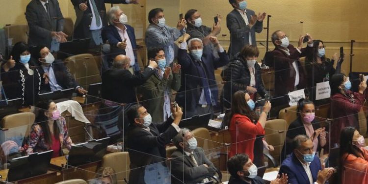 Tras extensa sesión y 15 horas de exposición del diputado Naranjo la Cámara aprueba la acusación constitucional contra el presidente Piñera