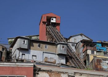 Valparaíso: autoridades municipales proponen que gestión de ascensores quede a cargo de una empresa pública de transportes
