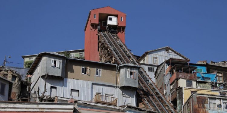 Valparaíso: autoridades municipales proponen que gestión de ascensores quede a cargo de una empresa pública de transportes