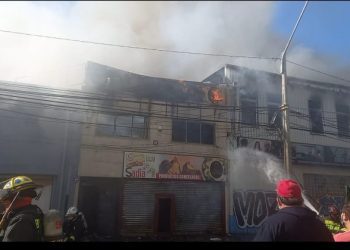 Incendio afecta a locales comerciales en Barrio Almendral de Valparaíso
