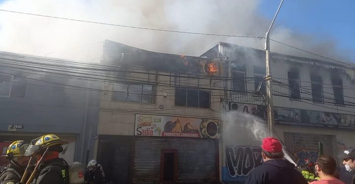 Incendio afecta a locales comerciales en Barrio Almendral de Valparaíso