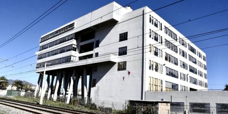 Habitantes de Villa Alemana votan el diseño que dará color y esencia local al muro norte del edificio consistorial