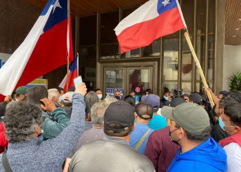 Pescadores de Ex Caleta Sudamericana concurren hasta la Empresa Portuaria para insistir en la citación que la Comisión de Pesca de la Cámara realizó a la empresa
