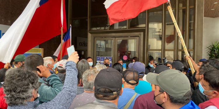 Pescadores de Ex Caleta Sudamericana concurren hasta la Empresa Portuaria para insistir en la citación que la Comisión de Pesca de la Cámara realizó a la empresa