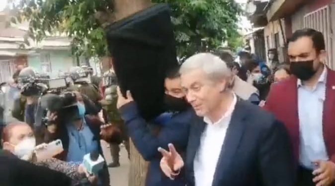 Vecinos de Lo Espejo expulsaron a Kast de acto de campaña: lo increparon y le gritaron «nazi» y «asesino»