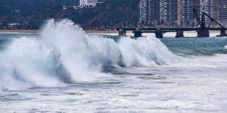 Emiten alerta de marejadas para las costas del país a contar de este jueves