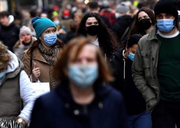 Cambian los protocolos sanitarios en el mundo ante el avance de variante ómicron