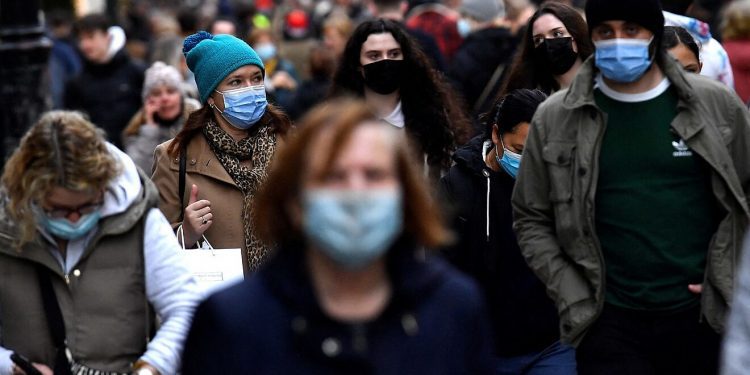 Cambian los protocolos sanitarios en el mundo ante el avance de variante ómicron