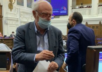 Constituyente Agustín Squella obsequia su libro “Derechos Humanos” a                                  miembros de comisión que debatirá este tema en la Convención