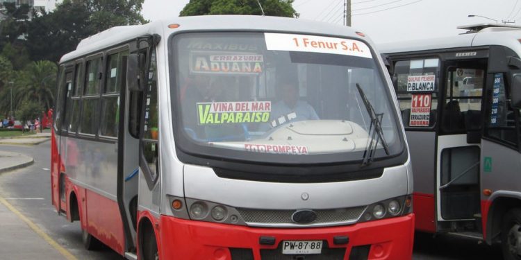 En confuso hecho desconocidos obligan a chofer de micro a llevarlos desde Quilpué hasta funeral en Valparaíso
