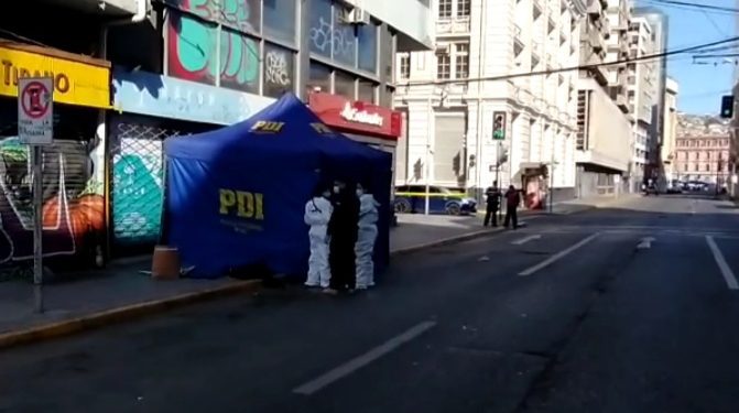 Hombre muere tras ser baleado en pleno centro financiero de Valparaíso