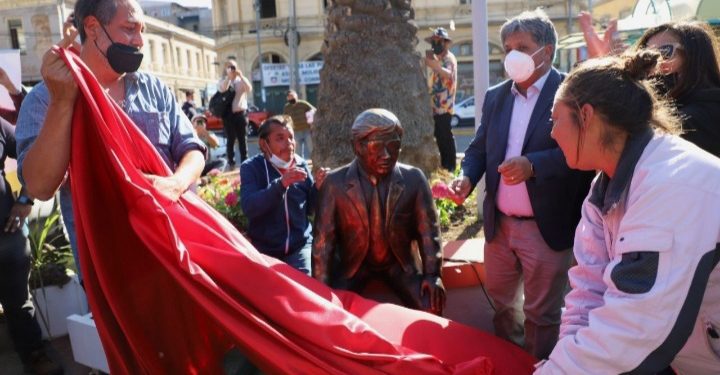 Inauguran nueva escultura del cantor porteño Jorge “Negro” Farías en Plaza Echaurren de Valparaíso