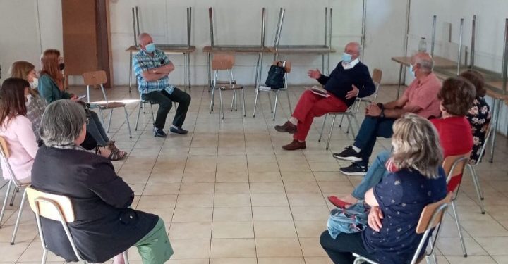 Viña del Mar: vecinos de Reñaca Alto proponen a convencional Agustín Squella alternativas para difundir trabajo de la Convención