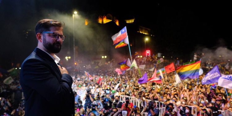 Cadem: 55% cree que a Chile le irá bien o muy bien con Gabriel Boric