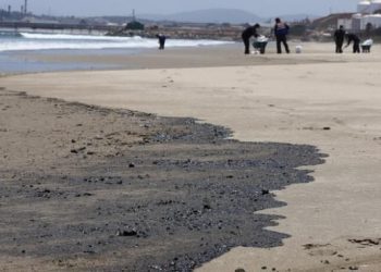 Por derrame de combustible: pescadores de Puchuncaví presentan recurso de protección contra Puerto Ventanas