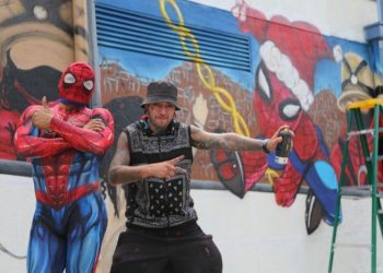 Valparaíso: artista urbano plasmó en un grafiti celebración navideña del Hospital Van Buren