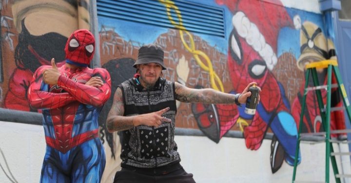 Valparaíso: artista urbano plasmó en un grafiti celebración navideña del Hospital Van Buren