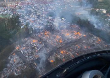 Incendio en Castro dejó cuatro heridos, cerca de 500 evacuados y 120 casas afectadas