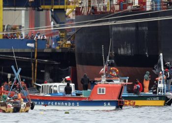 Sigue toma en bahía de Quintero y surgen dudas por eventual desabastecimiento de combustible