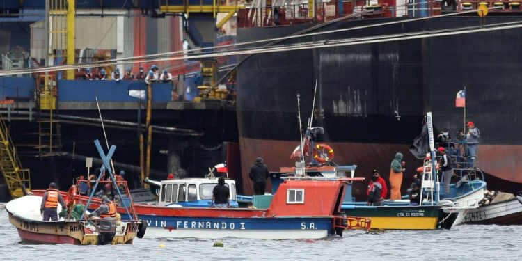 Sigue toma en bahía de Quintero y surgen dudas por eventual desabastecimiento de combustible