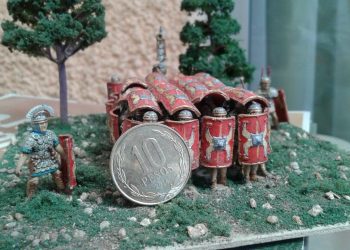 Con cascos, escudos y miniaturas, creativo profesor de inglés motiva a sus alumnos