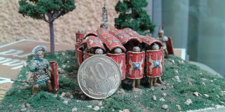 Con cascos, escudos y miniaturas, creativo profesor de inglés motiva a sus alumnos