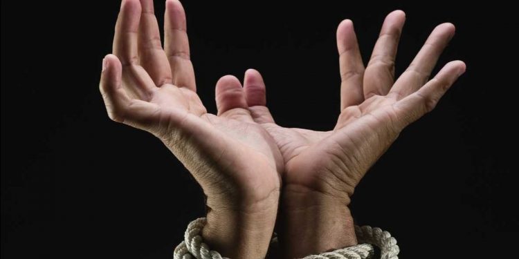 Quilpué: sujetos acusados de secuestrar por 28 días y violar a joven quedaron con arresto domiciliario