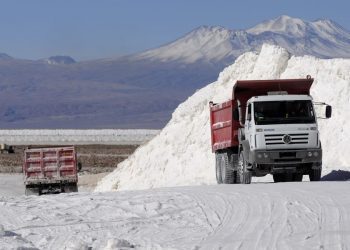 Gobierno avanza en licitación de litio y comando de Boric pide postergar su adjudicación