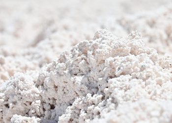 Gobierno avanza en licitación de litio y comando de Boric pide postergar su adjudicación