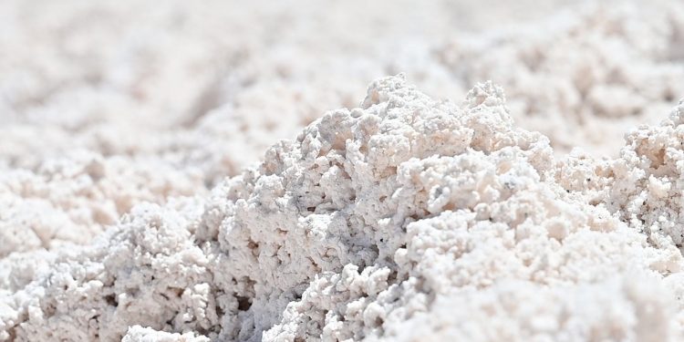 Gobierno avanza en licitación de litio y comando de Boric pide postergar su adjudicación