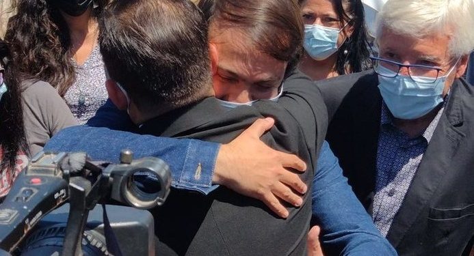 Tras dos años distanciados Gabriel Boric y Jorge Sharp se reencuentran en puerta a puerta en Viña del Mar