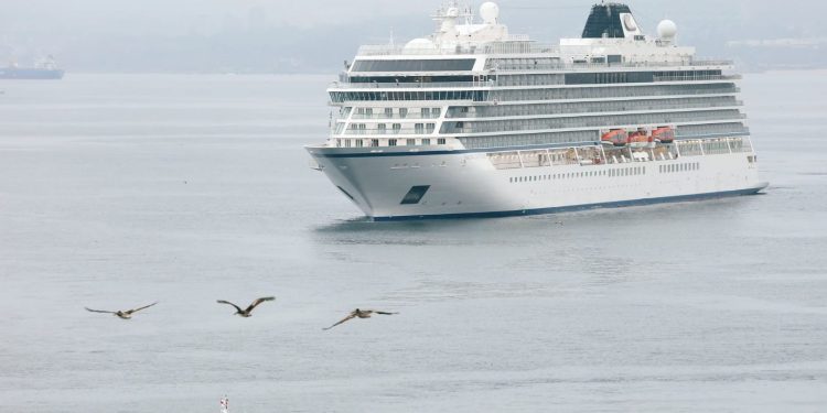 Primer crucero de la temporada atraca en Valparaíso e industria mira la reactivación pese a nueva variante del COVID-19